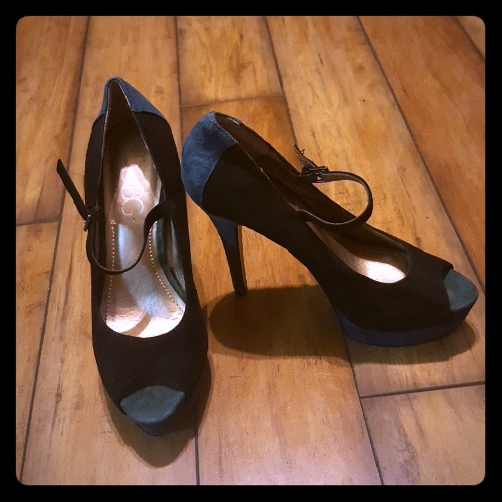 BCBG two tone blue heels